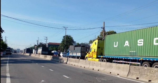 Căng sức phân luồng chốt kiểm soát QL1 Quảng Ngãi ùn ứ do khai báo y tế