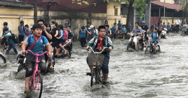 1.400 học sinh buộc nghỉ học vì doanh nghiệp xả thải bẩn gây ngập trường