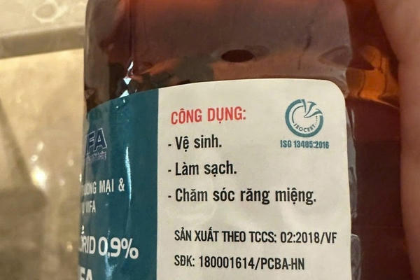 Chai nước muối sinh lý mua về chuyển màu “lạ” dán nhãn Công ty cổng phần thương Mại và dịch vụ VIFA