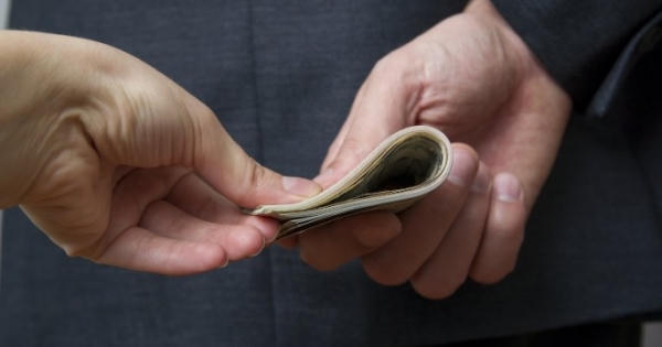 Như bệnh ngứa ghẻ, tham nhũng vặt gặm nhấm niềm tin