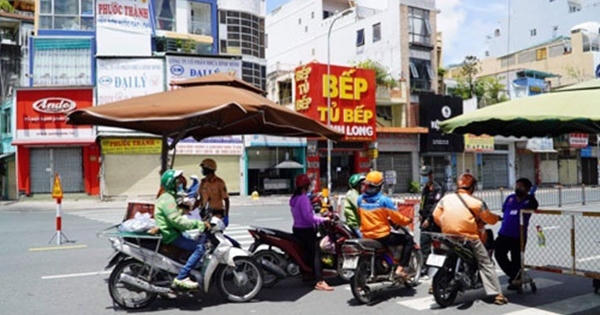 Xe công nghệ ở TP HCM "đục nước béo cò" Xe công nghệ ở TP HCM "đục nước béo cò"