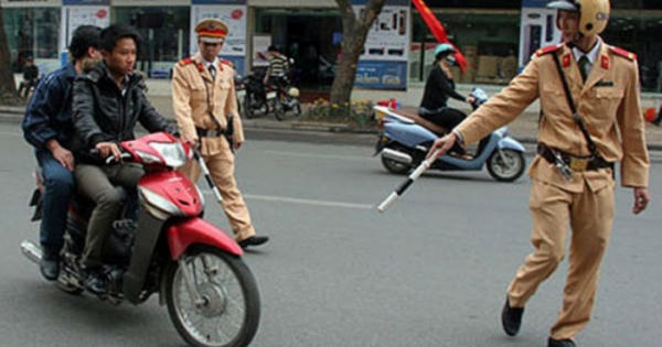 Vì sao đề xuất bỏ quy định cảnh sát giao thông phải đeo 'thẻ xanh'?