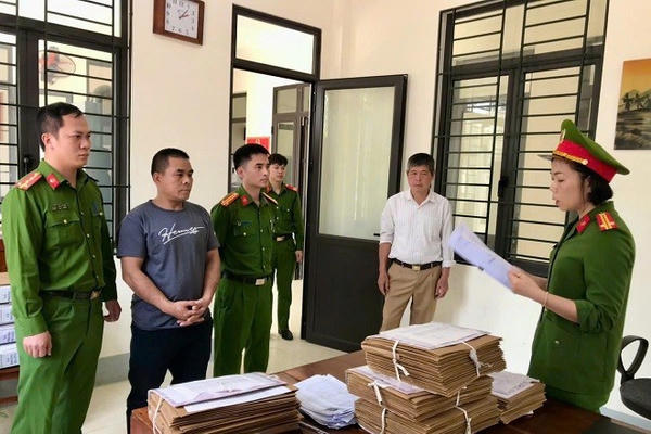 Khởi tố đối tượng đánh bạn gãy tay trong lễ hội ở Bản Mán Khởi tố đối tượng đánh bạn gãy tay trong lễ hội ở Bản Mán