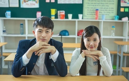 Midu đẹp tinh khôi bên hot boy Harry Lu