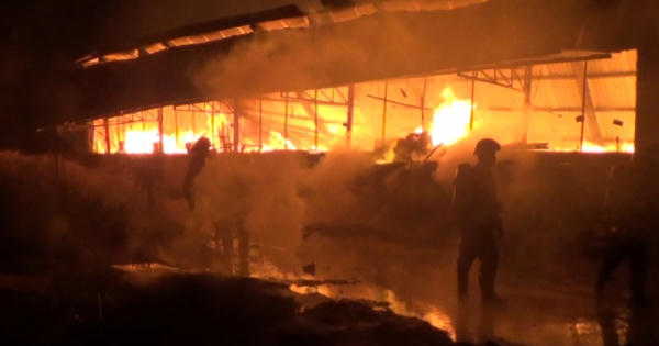 Bà hỏa thiêu rụi hàng trăm mét xưởng mộc trong đêm