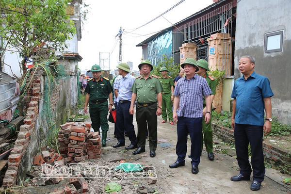 Hưng Yên: Giông lốc đã khiến 300 công trình nhà, mái tôn bị hư hại