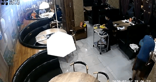 [Clip]: Bị chồng tát ngất lịm vì... đi ăn cùng "trai lạ"