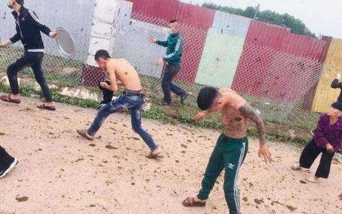 Hé lộ nguyên nhân nhóm thanh niên xăm trổ bị nhiều phụ nữ ném chất bẩn vào người ở Bắc Giang