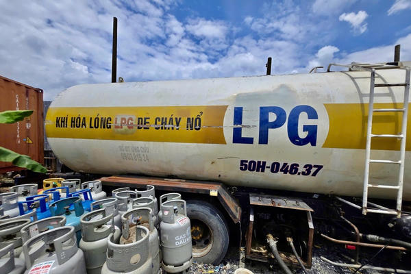 Triệt phá đường dây sang chiết, làm giả hàng nghìn tấn gas ở TP Hồ Chí Minh Triệt phá đường dây sang chiết, làm giả hàng nghìn tấn gas ở TP Hồ Chí Minh