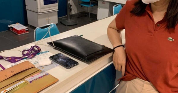 Tiếp viên Vietnam Airlines trả lại túi xách có 80 triệu đồng cho hành khách để quên