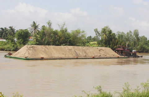 Giá cát lên “cơn sốt” tăng chóng mặt, ai hưởng lợi?