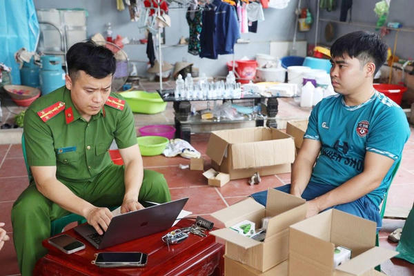 Triệt phá cơ sở tiêu thụ 100 nghìn đơn hàng mỹ phẩm giả