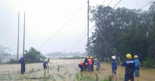 EVNCPC hoàn thành việc cấp điện trở lại cho các khu vực mất điện sau mưa bão