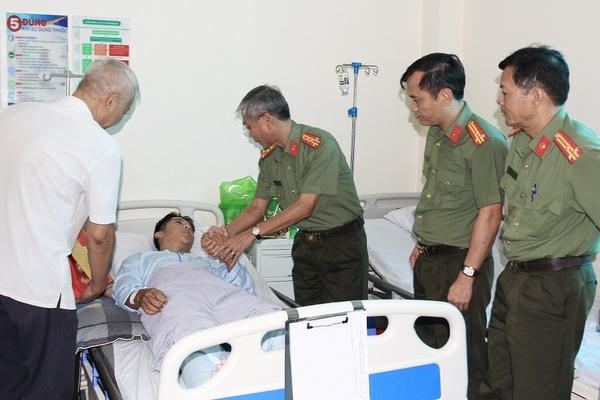 Cán bộ Công an xã bị nhóm đối tượng hung hãn đâm trọng thương khi đang làm nhiệm vụ