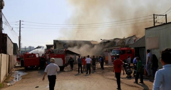 Bình Dương:Cháy lớn tại 3 doanh nghiệp đồ gỗ, hàng trăm công nhân hoảng loạn