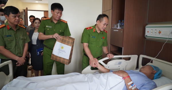 PGĐ Công an TP Hà Nội thăm hỏi, động viên cán bộ bị kẻ bắt cóc trẻ em bắn trọng thương