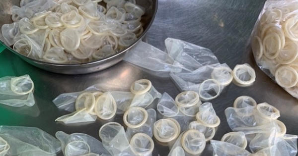 Bắt quả tang cơ sở đang tái chế 324.000 bao cao su đã qua sử dụng