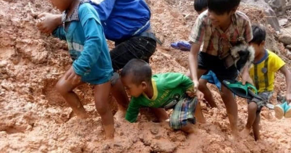 Xót xa cảnh học sinh lội bùn sâu, băng suối đến trường sau lũ