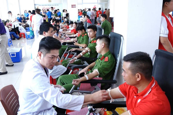 Quảng Ninh: Hàng trăm đoàn viên, người lao động tham gia hiến máu và hiến mô tạng