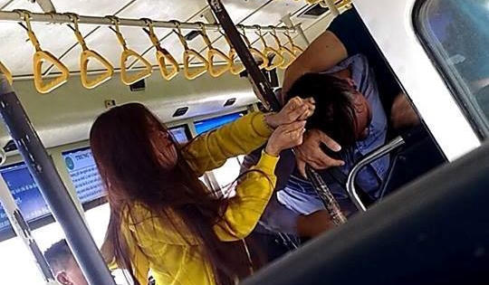 Tiếp viên và đôi nam nữ lao vào giật tóc, đấm nhau túi bụi trên xe buýt