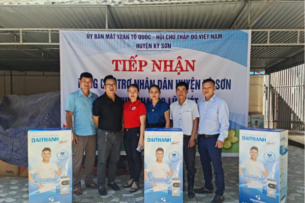 Tân Á Đại Thành tặng bồn nước, máy lọc nước hỗ trợ người dân vùng lũ Nghệ An