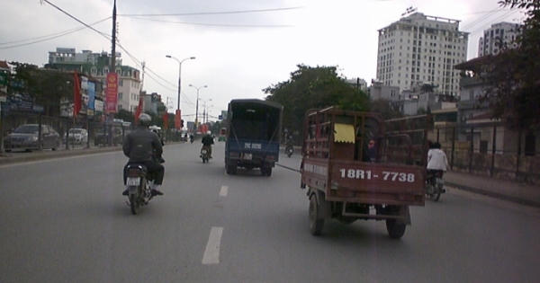 Kinh hoàng: Xe tải kéo xe ba bánh bằng dây dù chạy bạt mạng
