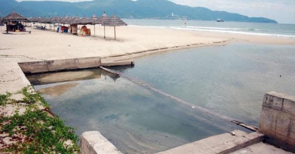 Bãi biển Đà Nẵng nước đen ngòm bốc mùi hôi thối