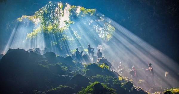 Người M'Nông mang chiêng đi đánh xứ người