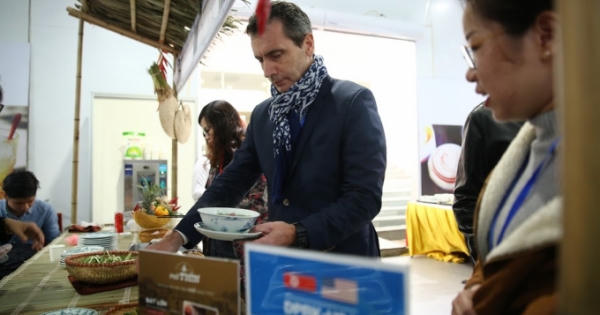 Phóng viên quốc tế hết lời khen Việt Nam phát triển, đặc biệt thích món phở