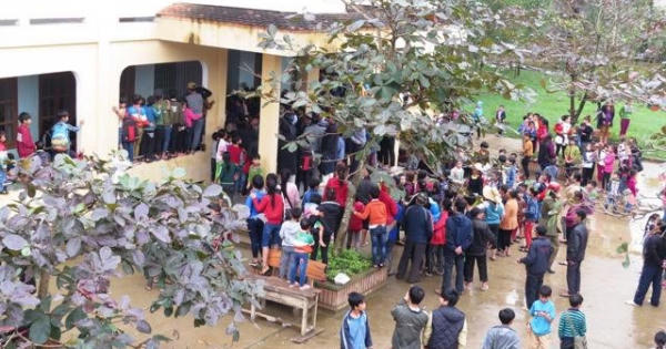 Quảng Bình: Bị “vây” hội đồng, hiệu trưởng chém phụ huynh nhập viện