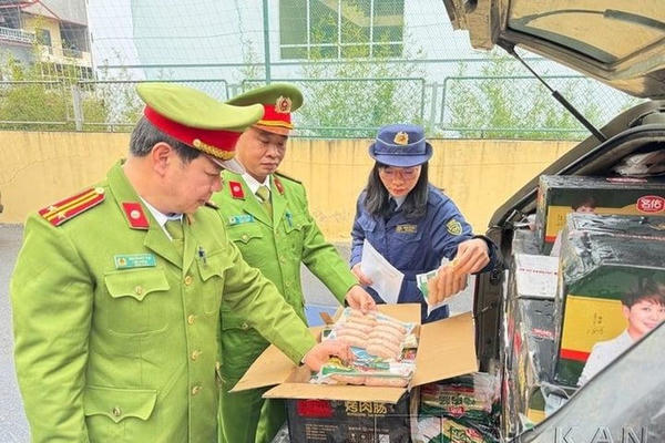 Bắc Kạn: Bắt giữ 2 xe bán tải chở 2,4 tấn xúc xích không rõ nguồn gốc