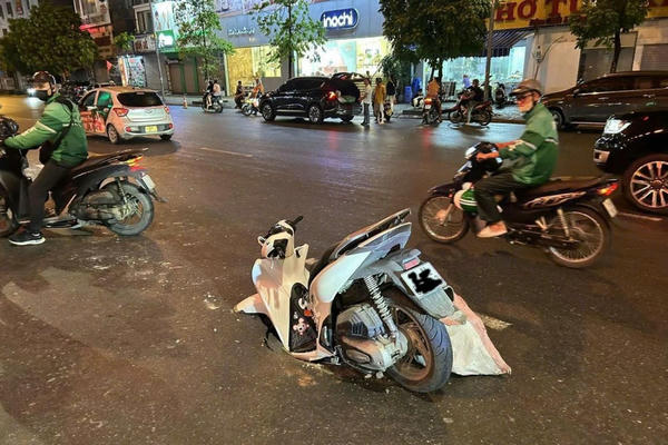 Hà Nội: Hố sâu bất ngờ xuất hiện "nuốt" xe máy khi đang di chuyển trên đường Trường Chinh