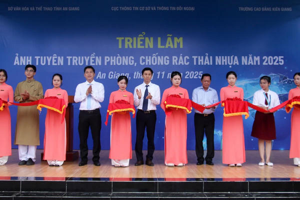 Khai mạc Triển lãm ảnh tuyên truyền phòng, chống rác thải nhựa năm 2025 Khai mạc Triển lãm ảnh tuyên truyền phòng, chống rác thải nhựa năm 2025