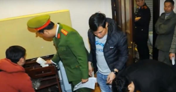 Clip: Khám xét nhà Hưng "kính" và phòng làm việc của Phó ban quản lý chợ Long Biên