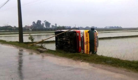 Thanh Hóa: Xe buýt lật nhào xuống ruộng sau khi đấu đầu xe bán tải