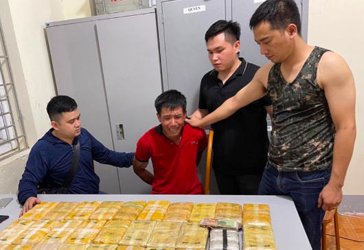 Đối tượng người nước ngoài khóc nức nở khi bị bắt vì tàng trữ, vận chuyển số lượng ma tuý "cực khủng"