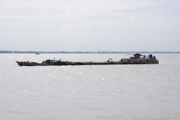 Bắt giữ tàu vận chuyển cát trái phép trên biển Tiền Giang Bắt giữ tàu vận chuyển cát trái phép trên biển Tiền Giang