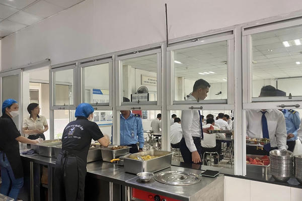 Công ty cung cấp suất ăn sẵn Ricenow Việt Nam bị phạt vì nơi chế biến, bảo quản có côn trùng