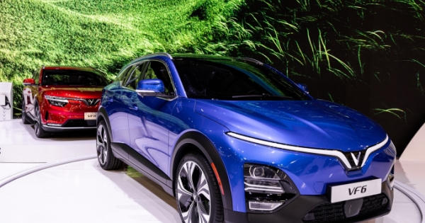 VinFast công bố dừng sản xuất xe xăng, chuyển hẳn sang sản xuất xe thuần điện từ cuối năm 2022 VinFast công bố dừng sản xuất xe xăng, chuyển hẳn sang sản xuất xe thuần điện từ cuối năm 2022