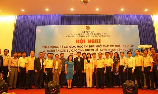 Thi đua gắn với việc hoàn thành xuất sắc nhiệm vụ của Bộ, ngành, địa phương