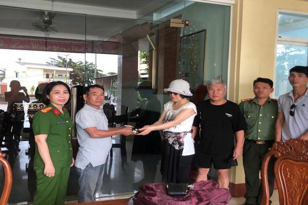 Trả lại ví tiền cho hai vợ chồng du khách Hàn Quốc đánh rơi Trả lại ví tiền cho hai vợ chồng du khách Hàn Quốc đánh rơi