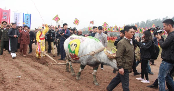 Về Hà Nam xem Vua xuống đồng đi cày Về Hà Nam xem Vua xuống đồng đi cày