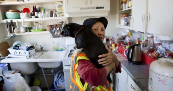 Bà cụ quét rác gốc Việt trở thành "ngôi sao mạng"