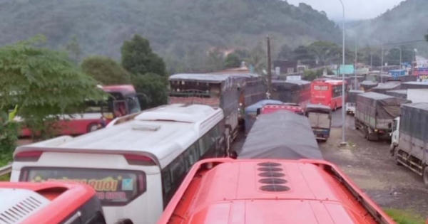 Sạt lở trên đèo Bảo Lộc, giao thông kẹt cứng nhiều giờ