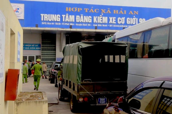 Bắc Ninh: Khám xét khẩn cấp trung tâm đăng kiểm 99-03D "làm luật" hàng tỷ đồng Bắc Ninh: Khám xét khẩn cấp trung tâm đăng kiểm 99-03D "làm luật" hàng tỷ đồng