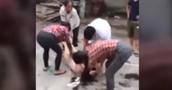 Nhóm người cắt tóc, lột đồ cô gái giữa đường có thể bị truy cứu trách nhiệm hình sự