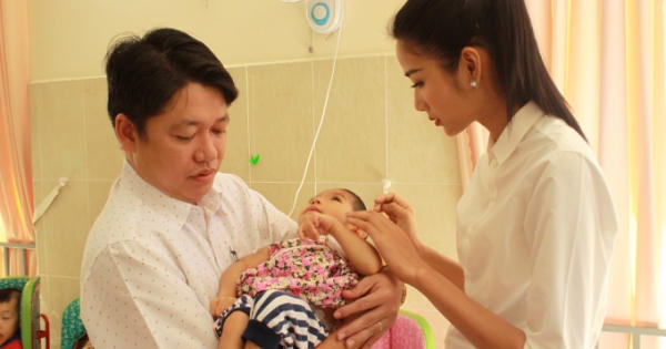 Á hậu Hoàng Thùy mang yêu thương đến trẻ em khuyết tật Củ Chi