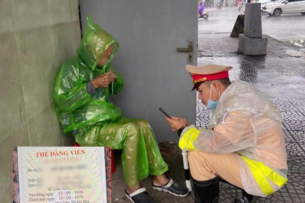 CSGT Hà Nội giúp cụ ông 84 năm tuổi đi lạc trong mưa lớn về với gia đình