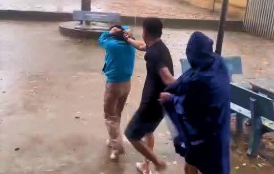 Công an triệu tập nam phụ huynh túm tóc, bắt nữ giáo viên đứng dưới mưa tại Nghệ An