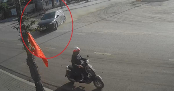 Clip: Khoảng khắc tài xế xe con ôm cua đâm bật gốc cây tại TP Cẩm Phả